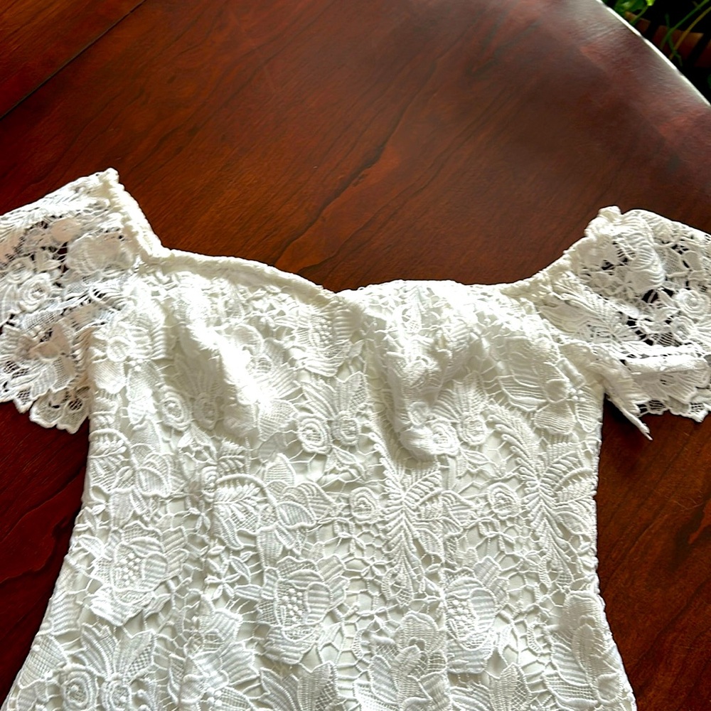 NWOT GUESS WHITE LACE OFF THE Shoulder dress.
